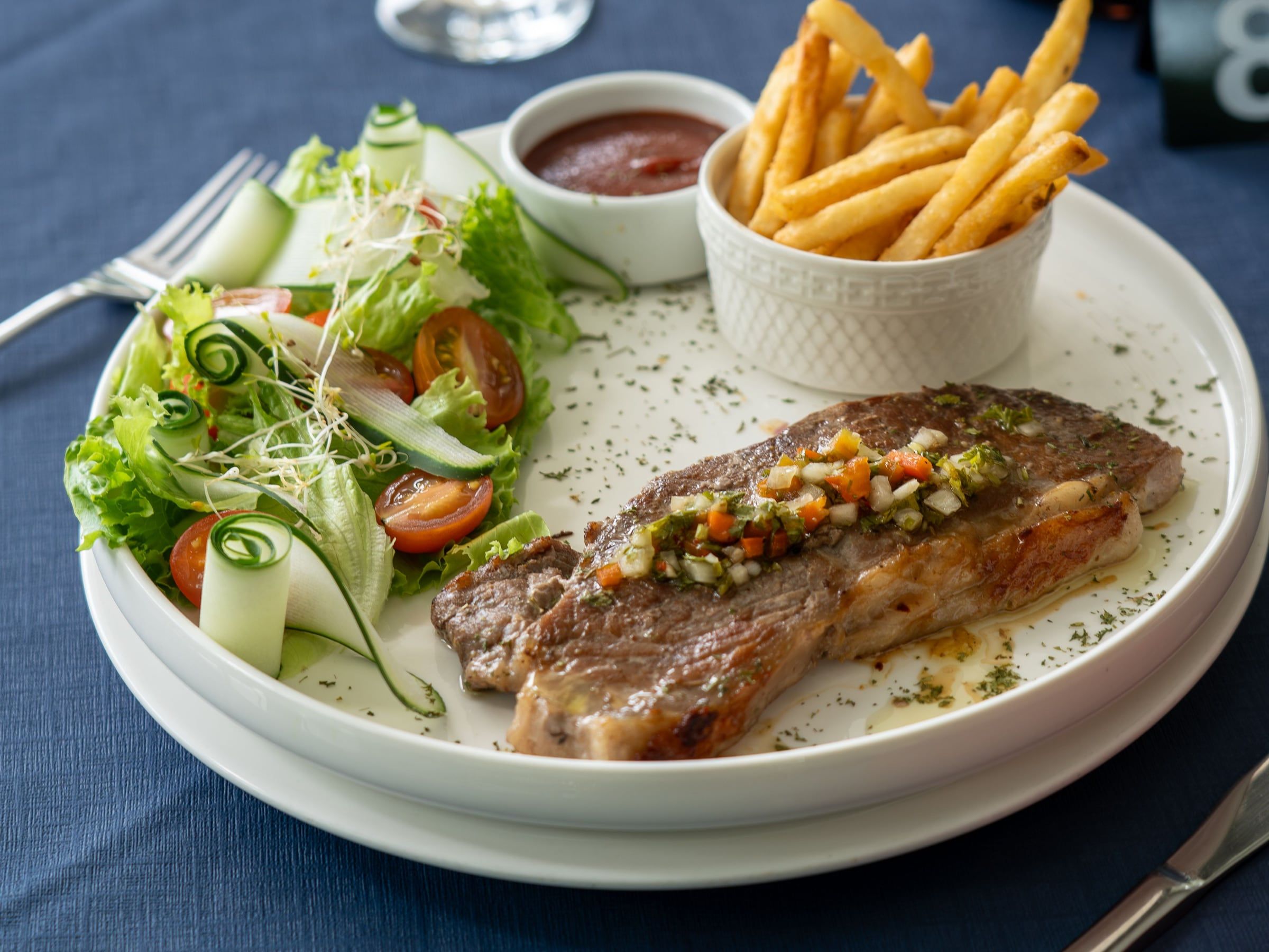 Corte de res a la parrilla con chimichurri, papas fritas y ensalada fresca en Yan's Bistro, Horquetas de Sarapiquí, Ruta 4