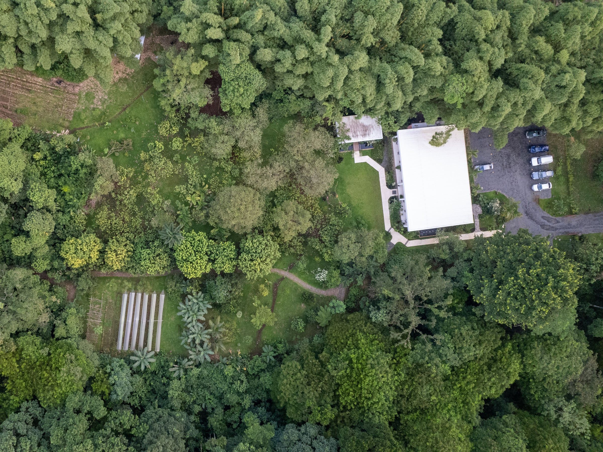 Vista aérea de Yan's Bistro con jardines, senderos, huerta y amplio parqueo privado en Horquetas de Sarapiquí, Ruta 4